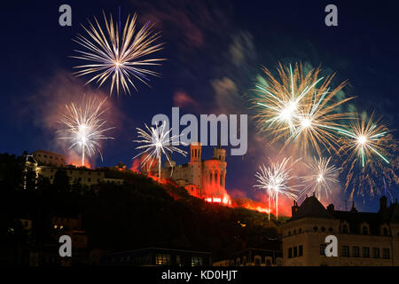 Feuerwerk auf dem Hügel von Fourviere in Lyon Stadtzentrum für den französischen Nationalfeiertag Stockfoto