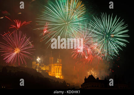 Feuerwerk auf dem Hügel von Fourviere in Lyon Stadtzentrum für den französischen Nationalfeiertag Stockfoto