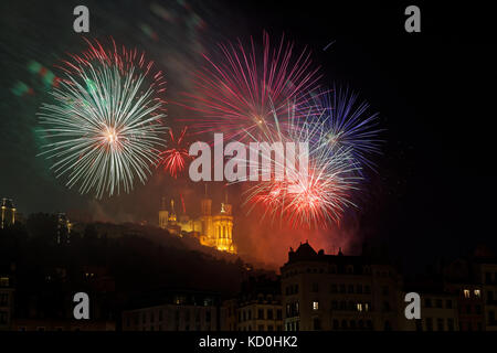 Feuerwerk auf dem Hügel von Fourviere in Lyon Stadtzentrum für den französischen Nationalfeiertag Stockfoto