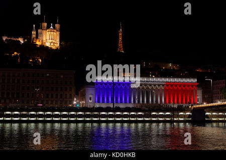 LYON, Frankreich, 14. Juli 2017: Die Stadt Lyon feiert Tag der Bastille (Französischer Nationalfeiertag) durch einen Blitz der französischen Farben auf Palais de Justice, w Stockfoto