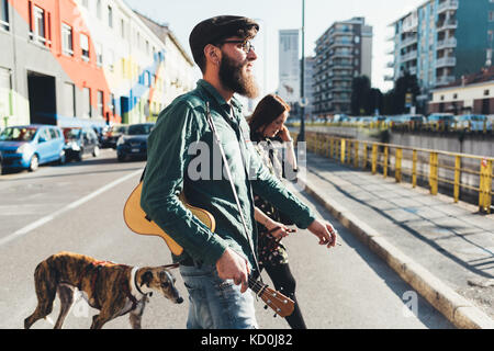 Cool paar Hund durch die Stadt canal Stockfoto