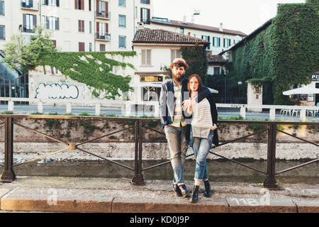 Portrait von cool Paar durch die Stadt canal Stockfoto