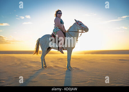Frau Reiten Reiten am Strand, Seitenansicht, Jericoacoara, Ceara, Brasilien, Südamerika Stockfoto