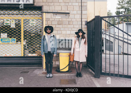 Portrait des jungen Mannes und einer Frau, die in der Straße, Seite an Seite Stockfoto