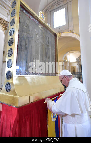 Papst Franziskus betet vor einem Gemälde der Jungfrau von Chiquinquira in der Bogota-Kathedrale in Bogota, Kolumbien. NUR REDAKTIONELLE VERWENDUNG. NICHT ZUM VERKAUF FÜR MARKETING- ODER WERBEKAMPAGNEN. Mit: Pope Francis Where: Bogota, Kolumbien Wann: 07. Sep 2017 Kredit: IPA/WENN.com ***Nur für die Veröffentlichung in Großbritannien, USA, Deutschland, Österreich erhältlich Stockfoto