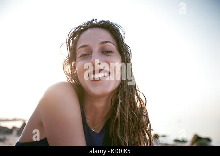 Porträt der glückliche junge Frau am Strand, Odessa, Ukraine Stockfoto