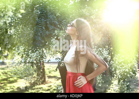 Junge Frau mit langen Haaren in der sonnendurchfluteten Laub, Kotor, Montenegro Stockfoto