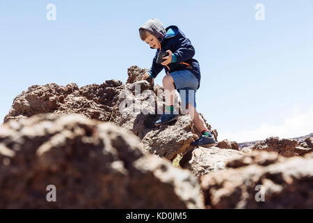 Junge Klettern Felsen auf den Teide, Teneriffa, kanarische Inseln Stockfoto