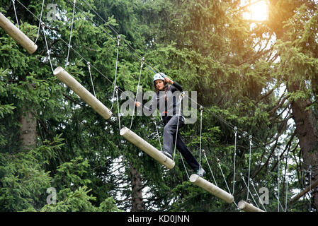 Pubertierende auf Hochseilgarten Stockfoto