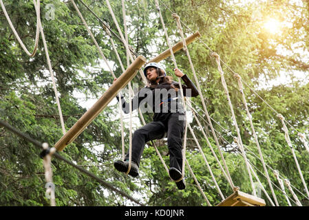 Pubertierende auf Hochseilgarten Stockfoto