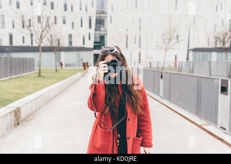 Porträt der jungen Frau, schauen durch den Sucher der Kamera Stockfoto