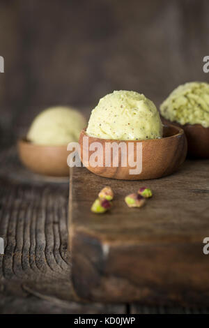 Kugeln Eis in hölzernen Schüsseln Stockfoto