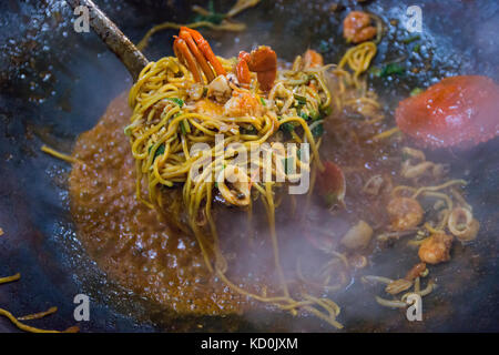 Rühren gebratene Nudeln, Aceh Nudeln mit Krabben und Gemüse Stockfoto