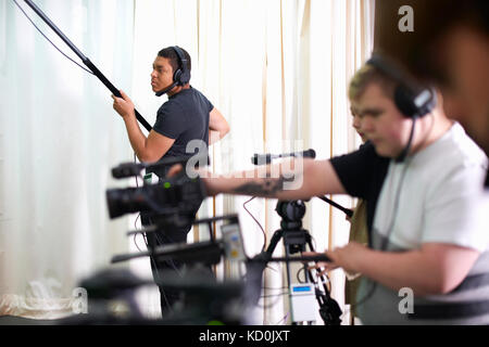 Studenten filmen und Aufnahmen im TV-Studio Stockfoto