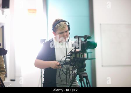 Junge männliche Studenten Filmen in TV-Studio Stockfoto