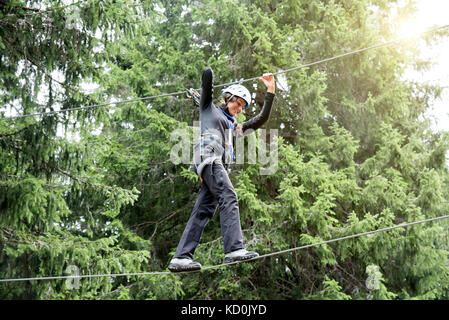 Pubertierende auf Hochseilgarten Stockfoto