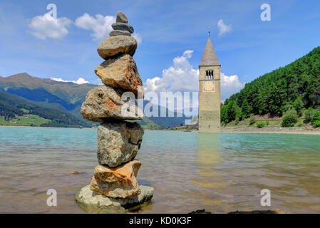 See reschensee in Südtirol, Italien, in der Nähe von Österreich und der Schweiz. Stockfoto