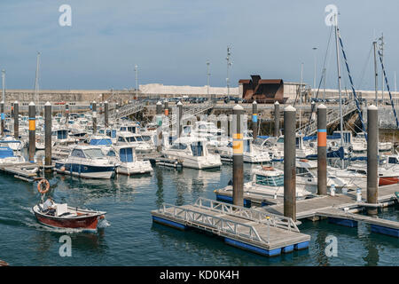 Die Welle, Skulptur im Dorf Bermeo, Vizcaya, Baskenland. Spanien, Europa. Stockfoto