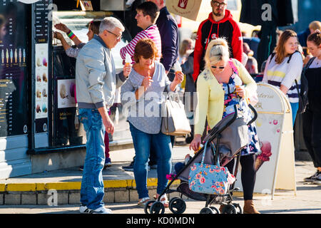 Aberystwyth Wales UK, Sonntag, 08. Oktober 2017 UK Wetter: Menschen am Meer in Aberystwyth Wales genießen einen wunderbar warmen und sonnigen Herbst Sonntagnachmittag Foto: Keith Morris/Alamy Live News Stockfoto