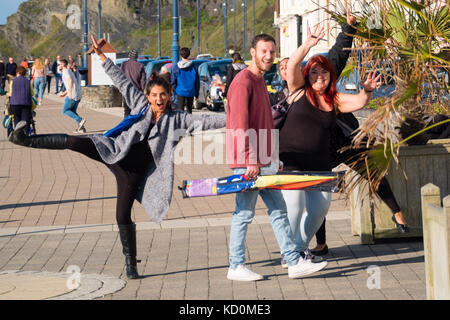 Aberystwyth Wales UK, Sonntag, 08. Oktober 2017 UK Wetter: Menschen am Meer in Aberystwyth Wales genießen einen wunderbar warmen und sonnigen Herbst Sonntagnachmittag Foto: Keith Morris/Alamy Live News Stockfoto