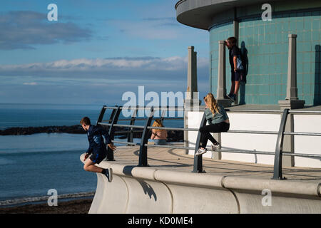 Aberystwyth Wales UK, Sonntag, 08. Oktober 2017 UK Wetter: Menschen am Meer in Aberystwyth Wales genießen einen wunderbar warmen und sonnigen Herbst Sonntagnachmittag Foto: Keith Morris/Alamy Live News Stockfoto