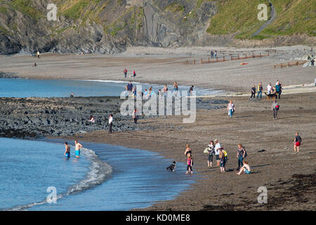 Aberystwyth Wales UK, Sonntag, 08. Oktober 2017 UK Wetter: Menschen am Meer in Aberystwyth Wales genießen einen Tag am Strand an einem wunderbar warmen und sonnigen Herbst Sonntagnachmittag Foto: Keith Morris/Alamy Live News Stockfoto