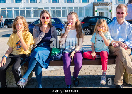 Aberystwyth Wales UK, Sonntag, 08. Oktober 2017 UK Wetter: Menschen am Meer in Aberystwyth Wales genießen Eiskräne in einem wunderbar warmen und sonnigen Herbst Sonntagnachmittag Foto: Keith Morris/Alamy Live News Stockfoto