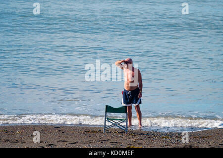 Aberystwyth Wales UK, Sonntag, 08. Oktober 2017 UK Wetter: Menschen am Meer in Aberystwyth Wales genießen einen wunderbar warmen und sonnigen Herbst Sonntagnachmittag Foto: Keith Morris/Alamy Live News Stockfoto