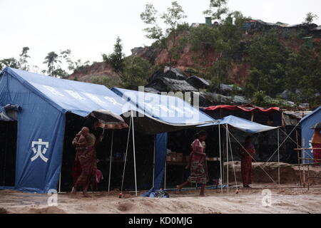 Teknaff, Bangladesch. 8. Oktober, 2017. rohingya Leute für Nahrungsmittelhilfe bei Regen wartet an der palongngkhali provisorischen Lager in teknaff, Bangladesch am Oktober 08, 2017 Bangladesch sagte, es sei eine der größten Flüchtlings cam der Welt alle 800.000 plus rohingya Muslime, die Asyl von der Gewalt in Myanmar versucht haben zu Haus Kredit wäre.: zakir hossain Chowdhury/zuma Draht/alamy leben Nachrichten Stockfoto