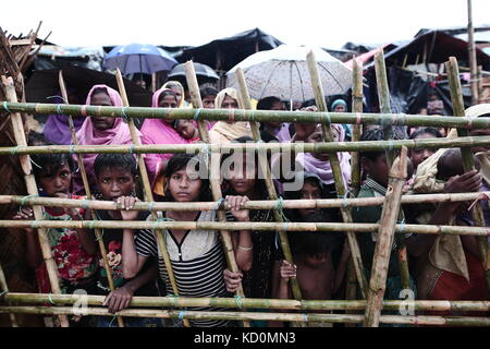 Teknaff, Bangladesch. 8. Oktober, 2017. rohingya Leute für Nahrungsmittelhilfe bei Regen wartet an der palongngkhali provisorischen Lager in teknaff, Bangladesch am Oktober 08, 2017 Bangladesch sagte, es sei eine der größten Flüchtlings cam der Welt alle 800.000 plus rohingya Muslime, die Asyl von der Gewalt in Myanmar versucht haben zu Haus Kredit wäre.: zakir hossain Chowdhury/zuma Draht/alamy leben Nachrichten Stockfoto