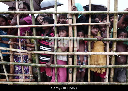 Teknaff, Bangladesch. 8. Oktober, 2017. rohingya Leute für Nahrungsmittelhilfe bei Regen wartet an der palongngkhali provisorischen Lager in teknaff, Bangladesch am Oktober 08, 2017 Bangladesch sagte, es sei eine der größten Flüchtlings cam der Welt alle 800.000 plus rohingya Muslime, die Asyl von der Gewalt in Myanmar versucht haben zu Haus Kredit wäre.: zakir hossain Chowdhury/zuma Draht/alamy leben Nachrichten Stockfoto