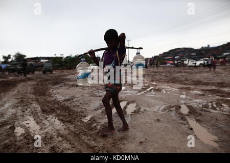 Teknaff, Bangladesch. 8. Oktober, 2017. leben im Neuen rohingya Flüchtlingslager an der palongngkhali provisorischen Lager in teknaff, Bangladesch am Oktober 08, 2017 Bangladesch sagte, es sei eine der größten Flüchtlings cam der Welt alle 800.000 plus rohingya Muslime, die Asyl von der Gewalt in Myanmar versucht haben zu Haus Kredit wäre.: zakir hossain Chowdhury/zuma Draht/alamy leben Nachrichten Stockfoto