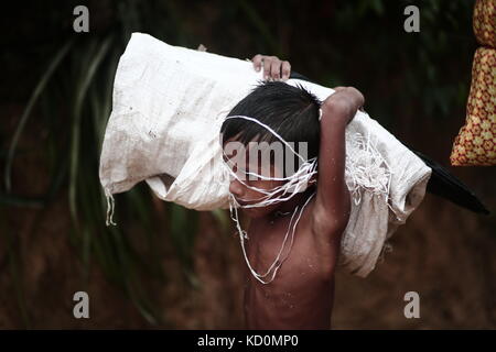 Teknaff, Bangladesch. 8. Oktober 2017. eine rohingya Kind Durchführung der Nahrungsmittelhilfe an der palongngkhali provisorischen Lager in teknaff, Bangladesch am Oktober 08, 2017 Bangladesch sagte, es sei eine der größten Flüchtlings cam der Welt alle 800.000 plus rohingya Muslime, die Asyl von der Gewalt in Myanmar versucht haben zu Haus Kredit wäre.: zakir hossain Chowdhury/zuma Draht/alamy leben Nachrichten Stockfoto