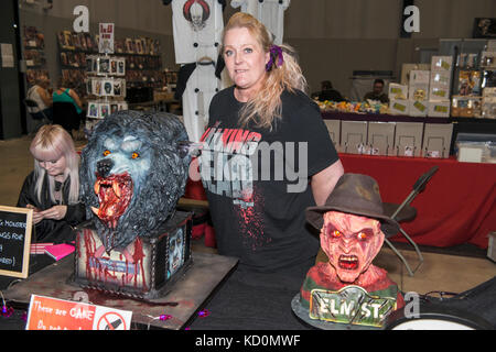 Liverpool, England; 8. Oktober 2017: Liverpool Horror Convention - eine monströse Fülle der Kostüme; Kuchen; Comics und Kerzen. Horror Fans in Merseyside und Umgebung kam auf den Horror Convention (Horrorcon) in Liverpools Messegelände ay Kings Dock. Credit: Dave Ellison/Alamy leben Nachrichten Stockfoto