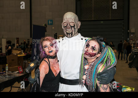 Liverpool, England; 8. Oktober 2017: Liverpool Horror Convention - eine monströse Fülle der Kostüme; Kuchen; Comics und Kerzen. Horror Fans in Merseyside und Umgebung kam auf den Horror Convention (Horrorcon) in Liverpools Messegelände ay Kings Dock. Credit: Dave Ellison/Alamy leben Nachrichten Stockfoto