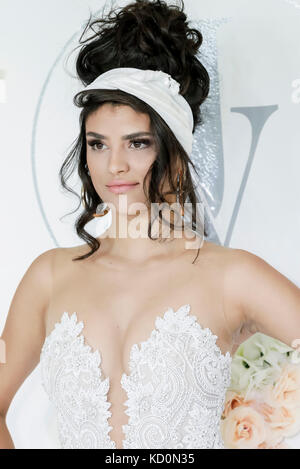 New York, USA. 07 Okt, 2017. Ein Modell Spaziergänge Landebahn für Julie vino Havanna 2018 Bridal collection Runway Show bei 404 10th Avenue in New York bridal Woche, Manhattan Credit: Sam aronov/alamy leben Nachrichten Stockfoto