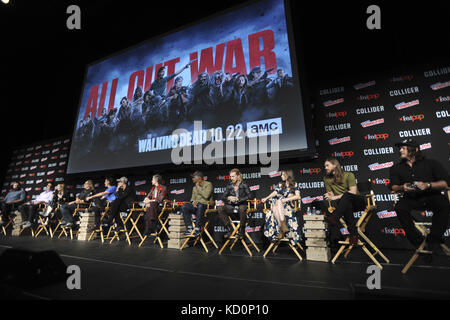 Robert Kirkman, David Alpert, Gale Ann Hurd, Greg Nicotero, Andrew Lincoln, Jeffrey Dean Morgan, Melissa McBride, Lennie James, Austin Amelio, Katelyn Nacon, Tom Payne und Norman Reedus nahmen an der Walking Dead Panel im Theater at Madison Square Garden während der New York Comic Con 2017 am 7. Oktober 2017 in New York Teil. | Nutzung weltweit Stockfoto