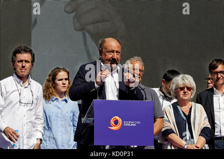 Barcelona, Katalonien, Spanien. 08. Oktober 2017. Mariano Goma, Präsident der Zivilen Societat Catalana, eine Rede vor hunderten von tausenden Anhängern. VIP-Persönlichkeiten, wie Josep Borell und Mario Vargas Llosa, Xavier Garcia Albiol, Ines Arrimadas und Albert Rivera im Akt der anti-unabhängigkeit Demonstration in Barcelona. Karl Burkhof/Alamy leben Nachrichten Stockfoto