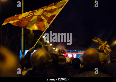 Skopje, Mazedonien. 8. Okt, 2017 Skopje, Mazedonien vor der Regierung um 18 Uhr eine Kundgebung der sdsm anlässlich der bevorstehenden Kommunalwahl begann, wandte sich der Vorsitzende der Regierungspartei, Zoran zaev, fordern die Bürger zu "Gemeinsam die Änderung in jeder Gemeinde in Mazedonien' abzuschließen. Credit: Dragan ristovski/alamy leben Nachrichten Stockfoto