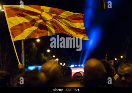 Skopje, Mazedonien. 8. Okt, 2017 Skopje, Mazedonien vor der Regierung um 18 Uhr eine Kundgebung der sdsm anlässlich der bevorstehenden Kommunalwahl begann, wandte sich der Vorsitzende der Regierungspartei, Zoran zaev, fordern die Bürger zu "Gemeinsam die Änderung in jeder Gemeinde in Mazedonien' abzuschließen. Credit: Dragan ristovski/alamy leben Nachrichten Stockfoto