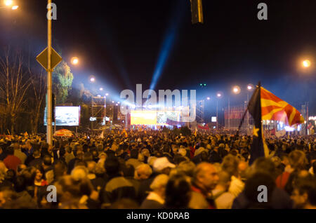 Skopje, Mazedonien. 8. Okt, 2017 Skopje, Mazedonien vor der Regierung um 18 Uhr eine Kundgebung der sdsm anlässlich der bevorstehenden Kommunalwahl begann, wandte sich der Vorsitzende der Regierungspartei, Zoran zaev, fordern die Bürger zu "Gemeinsam die Änderung in jeder Gemeinde in Mazedonien' abzuschließen. Credit: Dragan ristovski/alamy leben Nachrichten Stockfoto