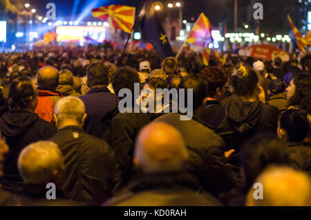 Skopje, Mazedonien. 8. Okt, 2017 Skopje, Mazedonien vor der Regierung um 18 Uhr eine Kundgebung der sdsm anlässlich der bevorstehenden Kommunalwahl begann, wandte sich der Vorsitzende der Regierungspartei, Zoran zaev, fordern die Bürger zu "Gemeinsam die Änderung in jeder Gemeinde in Mazedonien' abzuschließen. Credit: Dragan ristovski/alamy leben Nachrichten Stockfoto