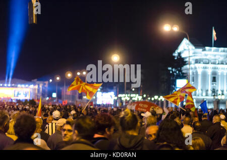 Skopje, Mazedonien. 8. Okt, 2017 Skopje, Mazedonien vor der Regierung um 18 Uhr eine Kundgebung der sdsm anlässlich der bevorstehenden Kommunalwahl begann, wandte sich der Vorsitzende der Regierungspartei, Zoran zaev, fordern die Bürger zu "Gemeinsam die Änderung in jeder Gemeinde in Mazedonien' abzuschließen. Credit: Dragan ristovski/alamy leben Nachrichten Stockfoto