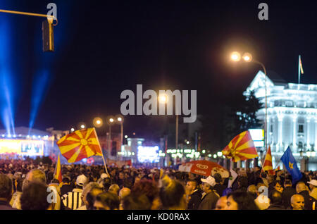 Skopje, Mazedonien. 8. Okt, 2017 Skopje, Mazedonien vor der Regierung um 18 Uhr eine Kundgebung der sdsm anlässlich der bevorstehenden Kommunalwahl begann, wandte sich der Vorsitzende der Regierungspartei, Zoran zaev, fordern die Bürger zu "Gemeinsam die Änderung in jeder Gemeinde in Mazedonien' abzuschließen. Credit: Dragan ristovski/alamy leben Nachrichten Stockfoto