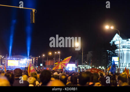 Skopje, Mazedonien. 8. Okt, 2017 Skopje, Mazedonien vor der Regierung um 18 Uhr eine Kundgebung der sdsm anlässlich der bevorstehenden Kommunalwahl begann, wandte sich der Vorsitzende der Regierungspartei, Zoran zaev, fordern die Bürger zu "Gemeinsam die Änderung in jeder Gemeinde in Mazedonien' abzuschließen. Credit: Dragan ristovski/alamy leben Nachrichten Stockfoto