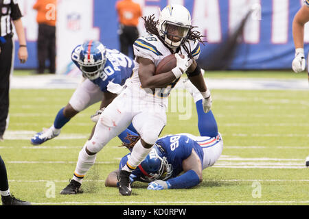 East Rutherford, New Jersey, USA. 8. Oktober, 2017. Los Angeles Ladegeräte zurück laufen Melvin Gordon (28) läuft mit dem Ball, als er vergangenen New York Giants defensive erhält Angriff Damon Harrison (98) Während der NFL Spiel zwischen der Los Angeles Ladegeräte und die New York Giants bei MetLife Stadium in East Rutherford, New Jersey. Die Ladegeräte gewann 27-22. Christopher Szagola/CSM/Alamy leben Nachrichten Stockfoto