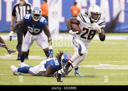 East Rutherford, New Jersey, USA. 8. Oktober, 2017. Los Angeles Ladegeräte zurück laufen Melvin Gordon (28) läuft mit dem Ball, als er vergangenen New York Giants defensive erhält Angriff Damon Harrison (98) Während der NFL Spiel zwischen der Los Angeles Ladegeräte und die New York Giants bei MetLife Stadium in East Rutherford, New Jersey. Die Ladegeräte gewann 27-22. Christopher Szagola/CSM/Alamy leben Nachrichten Stockfoto