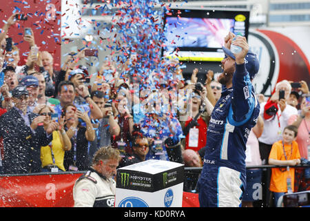 Concord, North Carolina, USA. 8. Oktober, 2017. Oktober 08, 2017 - Concord, North Carolina, USA: Kyle Larson (42) Trifft sich mit Gast, bevor die Bank von Amerika 500 bei Charlotte Motor Speedway in Concord, North Carolina. Quelle: Chris Owens Asp Inc/ASP/ZUMA Draht/Alamy leben Nachrichten Stockfoto