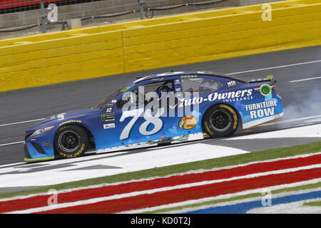 Concord, North Carolina, USA. 8. Oktober, 2017. Oktober 08, 2017 - Concord, North Carolina, USA: Kyle Larson (42) Trifft sich mit Gast, bevor die Bank von Amerika 500 bei Charlotte Motor Speedway in Concord, North Carolina. Quelle: Chris Owens Asp Inc/ASP/ZUMA Draht/Alamy leben Nachrichten Stockfoto