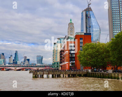 London, Großbritannien. Oktober 2017. UK Wetter: Strahlender Herbstsonne erleuchtet die Skyline der City of London. Kredit: Angela Chalmers / Alamy Live News Stockfoto